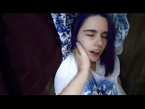 ❤️ Lorg mi mo sis anns a’ chlòsaid agus chuidich i cum Bhidio gnè  aig gd.pornolemon.ru